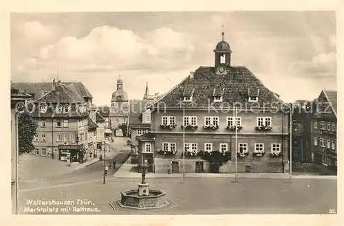 AK / Ansichtskarte Waltershausen Gotha Marktplatz mit Rathaus Brunnen Kat. Waltershausen