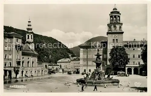 AK / Ansichtskarte Salzburg Oesterreich Glockenspiel Residenzbrunnen Mozartplatz Denkmal Kat. Salzburg