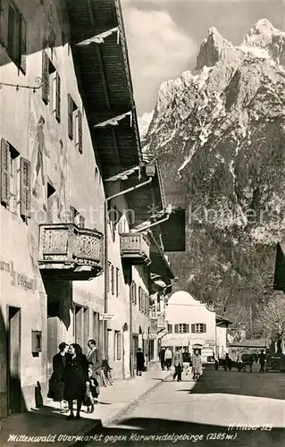 AK / Ansichtskarte Mittenwald Bayern Obermarkt mit Karwendelgebirge Kat. Mittenwald