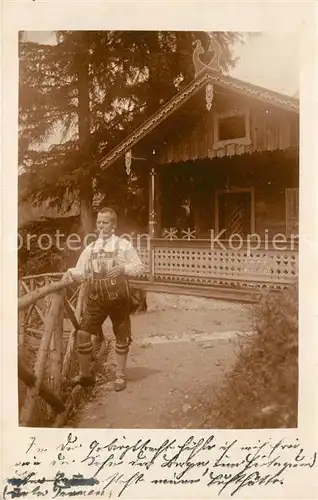 AK / Ansichtskarte Bayrischzell Mann in Lederhosen Huette Kat. Bayrischzell