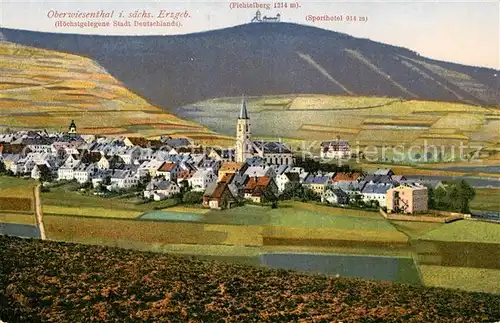 AK / Ansichtskarte Oberwiesenthal Erzgebirge Gesamtansicht mit Blick zum Fichtelberg Kat. Oberwiesenthal