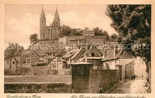 AK / Ansichtskarte Quedlinburg Alte Haeuser am Schlossberg und Schlosskirche Kat. Quedlinburg