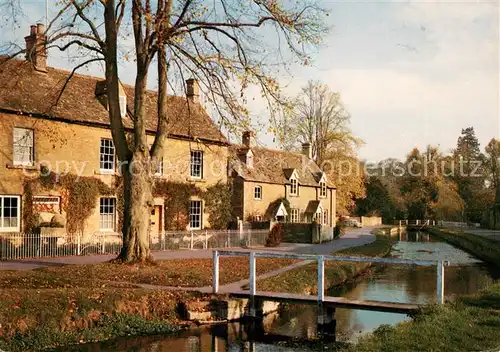 AK / Ansichtskarte Gloucester Stream flows slowly throug the village under old stone bridges Kat. Gloucester