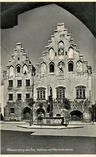 AK / Ansichtskarte Wasserburg Inn Rathaus mit Marienbrunnen Giebelhaus Kat. Wasserburg a.Inn