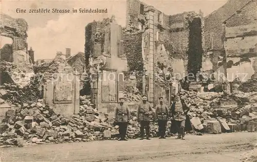 AK / Ansichtskarte Kriege Zerstoerte Strasse in Feindesland Westlicher Kriegsschauplatz 1. Weltkrieg Kat. Kriege