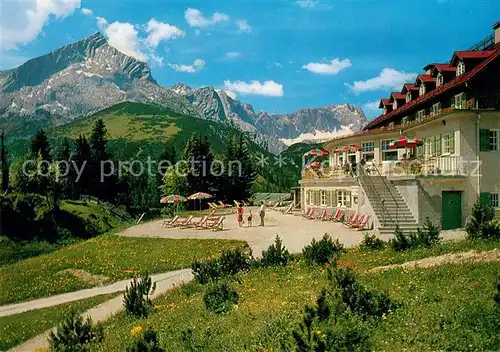 AK / Ansichtskarte Garmisch Partenkirchen Ausflugsziel Kreuzeckhaus gegen Wettersteingebirge mit Zugspitze Huber Karte Nr 8248 Kat. Garmisch Partenkirchen