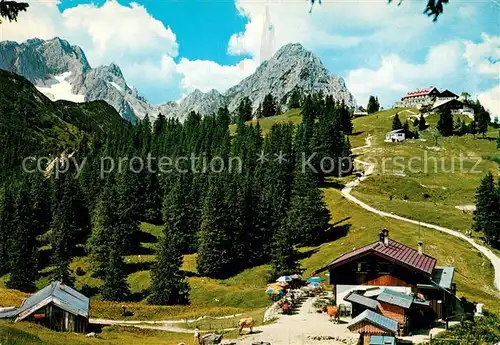 AK / Ansichtskarte Garmisch Partenkirchen Kreuzeckalm und Kreuzeckhaus mit Zugspitze und Waxenstein Kat. Garmisch Partenkirchen