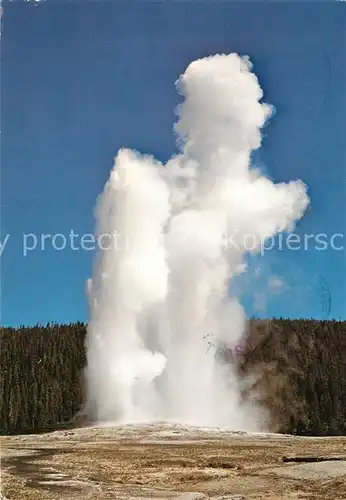 AK / Ansichtskarte Geysire Vulcans Geysers Vulkane Old Faithful Yellowstone National Park  Kat. Natur