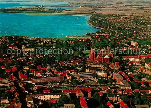 AK / Ansichtskarte Roskilde Luftfoto af bykernen med Domkirken og Vikingeskibshallen Kat. Roskilde