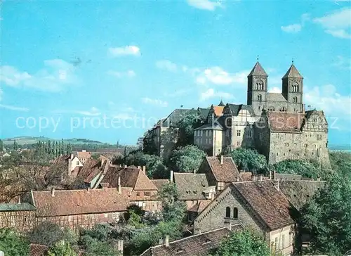 AK / Ansichtskarte Quedlinburg Blick vom Muenzenberg auf Schlossmuseum und Stiftskirche Kat. Quedlinburg