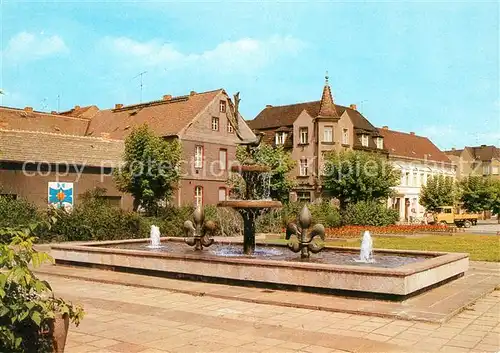 AK / Ansichtskarte Elsterwerda Wappenbrunnen am Markt Kat. Elsterwerda