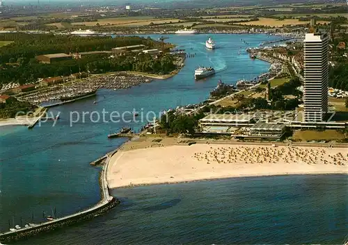 AK / Ansichtskarte Travemuende Ostseebad Hafen Fliegeraufnahme Kat. Luebeck