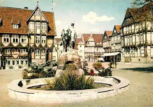 AK / Ansichtskarte Wolfenbuettel Stadtmarkt mit Herzog August Brunnen Altstadt Fachwerkhaeuser Kat. Wolfenbuettel