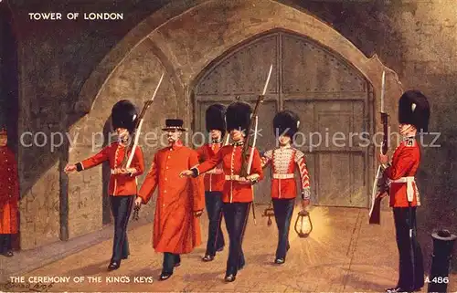AK / Ansichtskarte Leibgarde Wache Ceremony of the Kings Keys Tower of London  Kat. Polizei