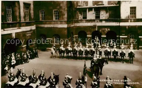 AK / Ansichtskarte Leibgarde Wache Changing the Guard Whitehall London  Kat. Polizei