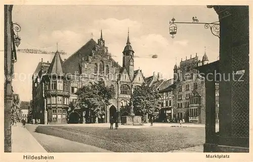 AK / Ansichtskarte Hildesheim Marktplatz Brunnen Rathaus Altstadt Kat. Hildesheim