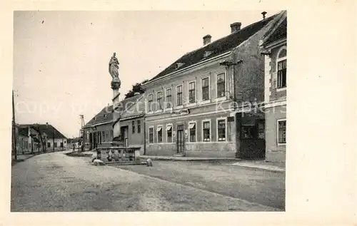 AK / Ansichtskarte Trautmannsdorf Leitha Dorfstrasse mit Brunnen Kat. Trautmannsdorf an der Leitha