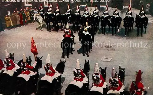 AK / Ansichtskarte Leibgarde Wache Changing of the Guard Roya Horse Guards Parade Whitehall London  Kat. Polizei