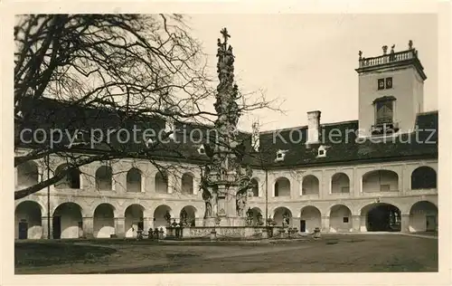 AK / Ansichtskarte Heiligenkreuz Niederoesterreich Stift Stiftshof Saeule Kat. Heiligenkreuz