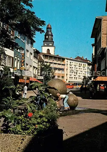 AK / Ansichtskarte Giessen Lahn Fussgaengerzone mit Stadtkirche Brunnen Kat. Giessen