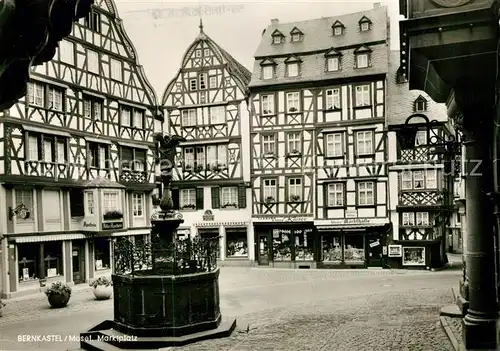 AK / Ansichtskarte Bernkastel Kues Marktplatz Brunnen Kat. Bernkastel Kues