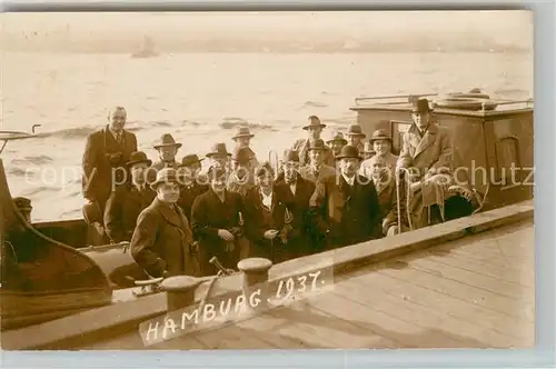 AK / Ansichtskarte Hamburg Gruppenbild auf einem Boot am Landungssteg Kat. Hamburg