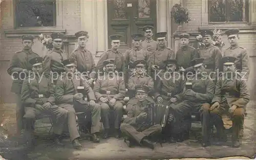 AK / Ansichtskarte Militaria Soldatenleben Gruppenfoto WK1 Harmonika Bierkrug 