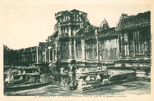 AK / Ansichtskarte Angkor Wat Ruines Temple Facade exterieure dans la cour de la premiere enceinte