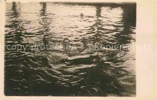 AK / Ansichtskarte Militaria Soldatenleben Erinnerung an der Feldzug. Soldaten am Baden WK1