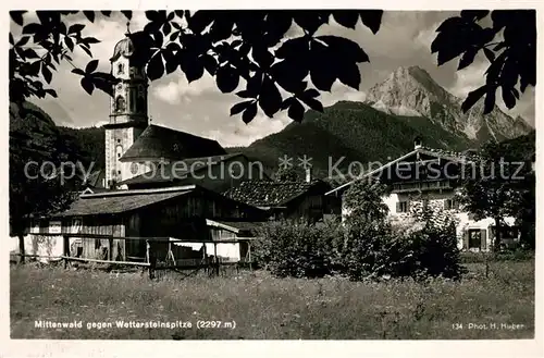 AK / Ansichtskarte Mittenwald Bayern Ortsmotiv mit Kirche Blick gegen Wettersteinspitze Serie Deutsche Heimatbilder Huber Postkarte Nr 134 Kat. Mittenwald