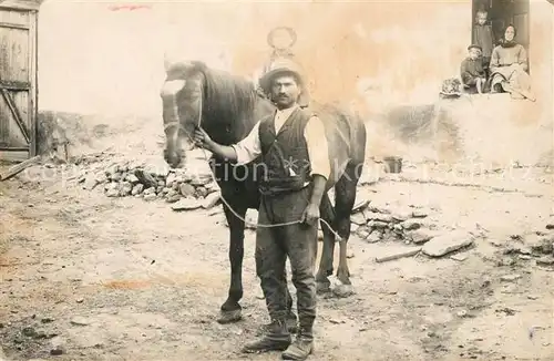 AK / Ansichtskarte Pferde Privatfoto Mann mit Kind  Kat. Tiere