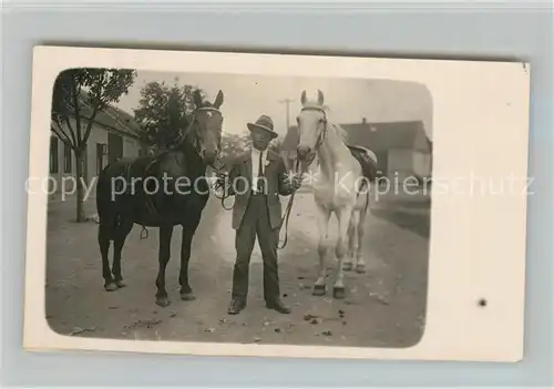 AK / Ansichtskarte Pferde Mann Privatfoto Kat. Tiere