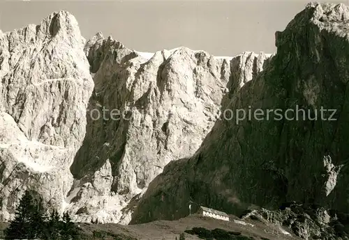 AK / Ansichtskarte Ramsau Dachstein Steiermark Dachsteinsuedwandhuette mit Dirndl Berghuette Dachsteingebirge Kat. Ramsau am Dachstein