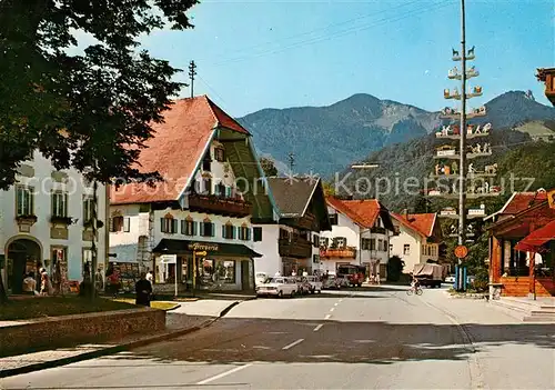 AK / Ansichtskarte Grassau Chiemgau Dorfplatz Maibaum mit Hochplatte Chiemgauer Alpen Kat. Grassau