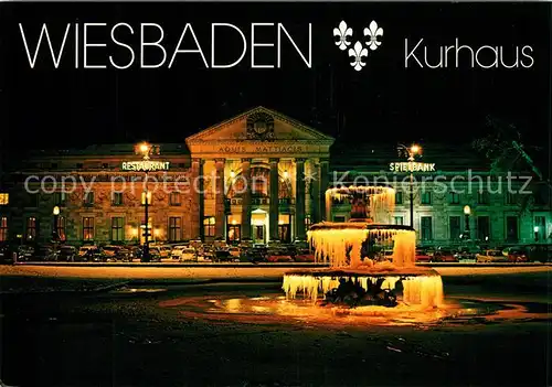 AK / Ansichtskarte Wiesbaden Kurhaus Brunnen unter Beleuchtung bei Nacht Kat. Wiesbaden