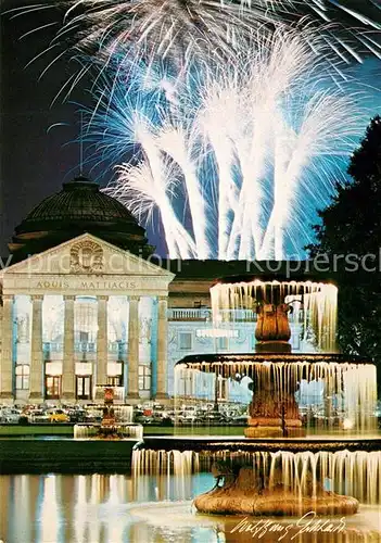 AK / Ansichtskarte Wiesbaden Feuerwerk am Kurhaus Springbrunnen Kat. Wiesbaden