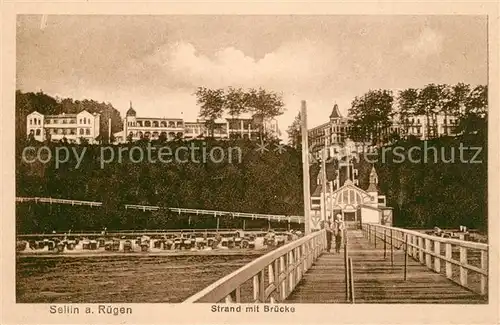 AK / Ansichtskarte Sellin Ruegen Strand mit Bruecke Kat. Sellin Ostseebad