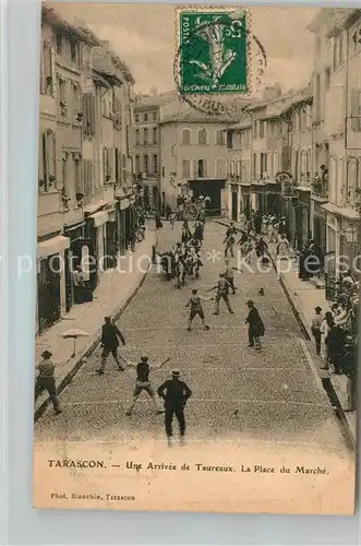 AK / Ansichtskarte Tarascon Bouches du Rhone Ankunft von Taureaux Place du Marche