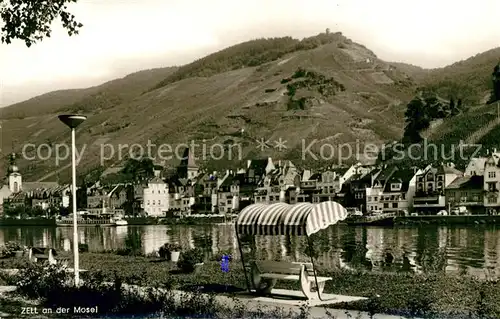 AK / Ansichtskarte Zell Mosel Uferpromenade an der Mosel Weinberge Kat. Zell (Mosel)