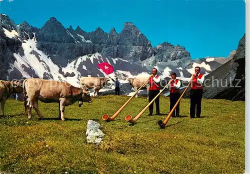 AK / Ansichtskarte Alphorn Alphornblaeser Fahnenschwinger Flims Tschingelhoerner Kuehe  Kat. Musik