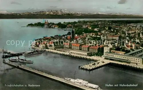 AK / Ansichtskarte Friedrichshafen Bodensee Hafenbahnhof Schiffe Flugaufnahme Kat. Friedrichshafen