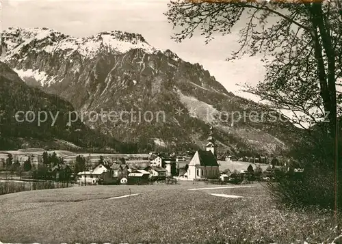 AK / Ansichtskarte Grossgmain Ortsansicht mit Kirche gegen Predigtstuhl Lattengebirge Kat. Grossgmain Kat. Bad Reichenhall