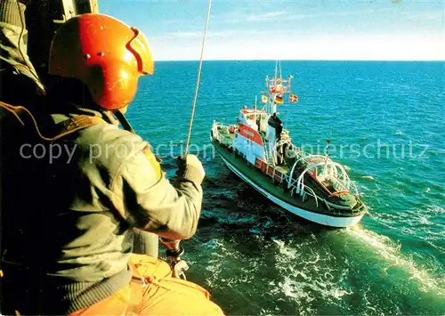 AK / Ansichtskarte Motorboote Seenotkreuzer mit Tochterboot  Kat. Schiffe