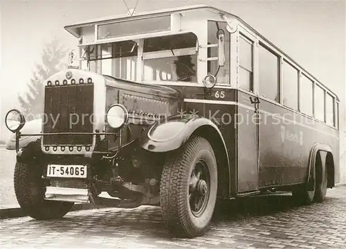 AK / Ansichtskarte Autobus Omnibus Dreiachser Daimler Benz  Kat. Autos