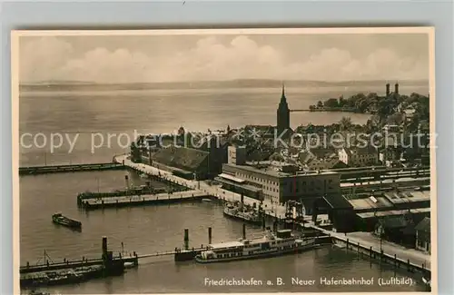 AK / Ansichtskarte Friedrichshafen Bodensee Fliegeraufnahme Hafenbahnhof Schiffe Kat. Friedrichshafen