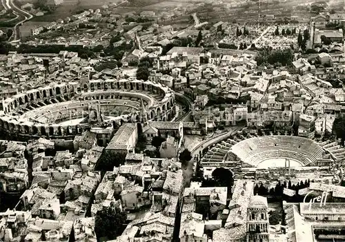 AK / Ansichtskarte Arles Bouches du Rhone Vue aerienne Les Arenes et le Theatre Antique Kat. Arles