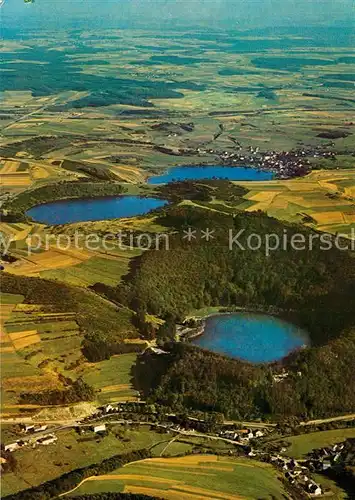 AK / Ansichtskarte Daun Eifel Fliegeraufnahme Gemuendener Maar Weinfelder Maar Schalkenmehrener Maar Daun Eifel Kat. Daun