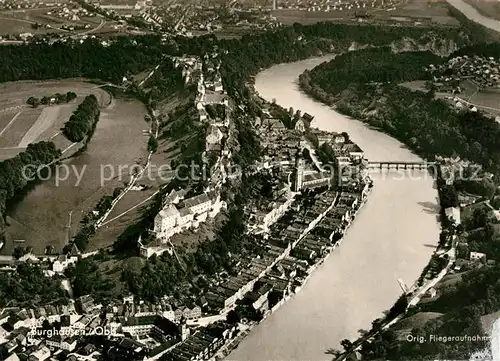 AK / Ansichtskarte Burghausen Salzach Fliegeraufnahme Burghausen Salzach Kat. Burghausen