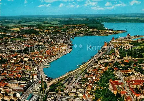 AK / Ansichtskarte Flensburg Blick auf Stadt und Foerde Fliegeraufnahme Flensburg Kat. Flensburg