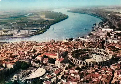 AK / Ansichtskarte Arles_Bouches du Rhone Vue aerienne du Theatre antique Arenes Romaines et la Ville Arles Bouches du Rhone Kat. Arles